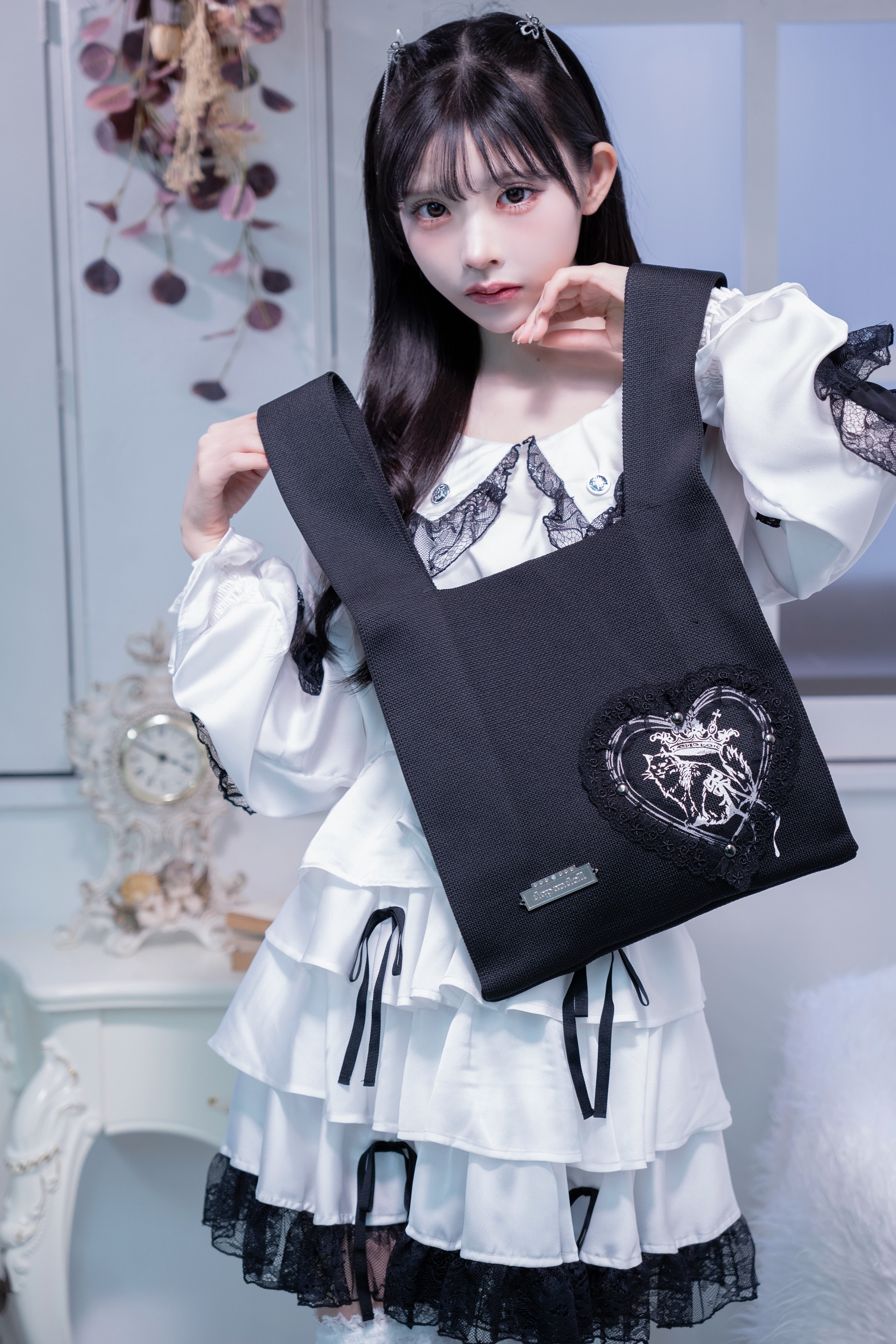 heart race knit tote black