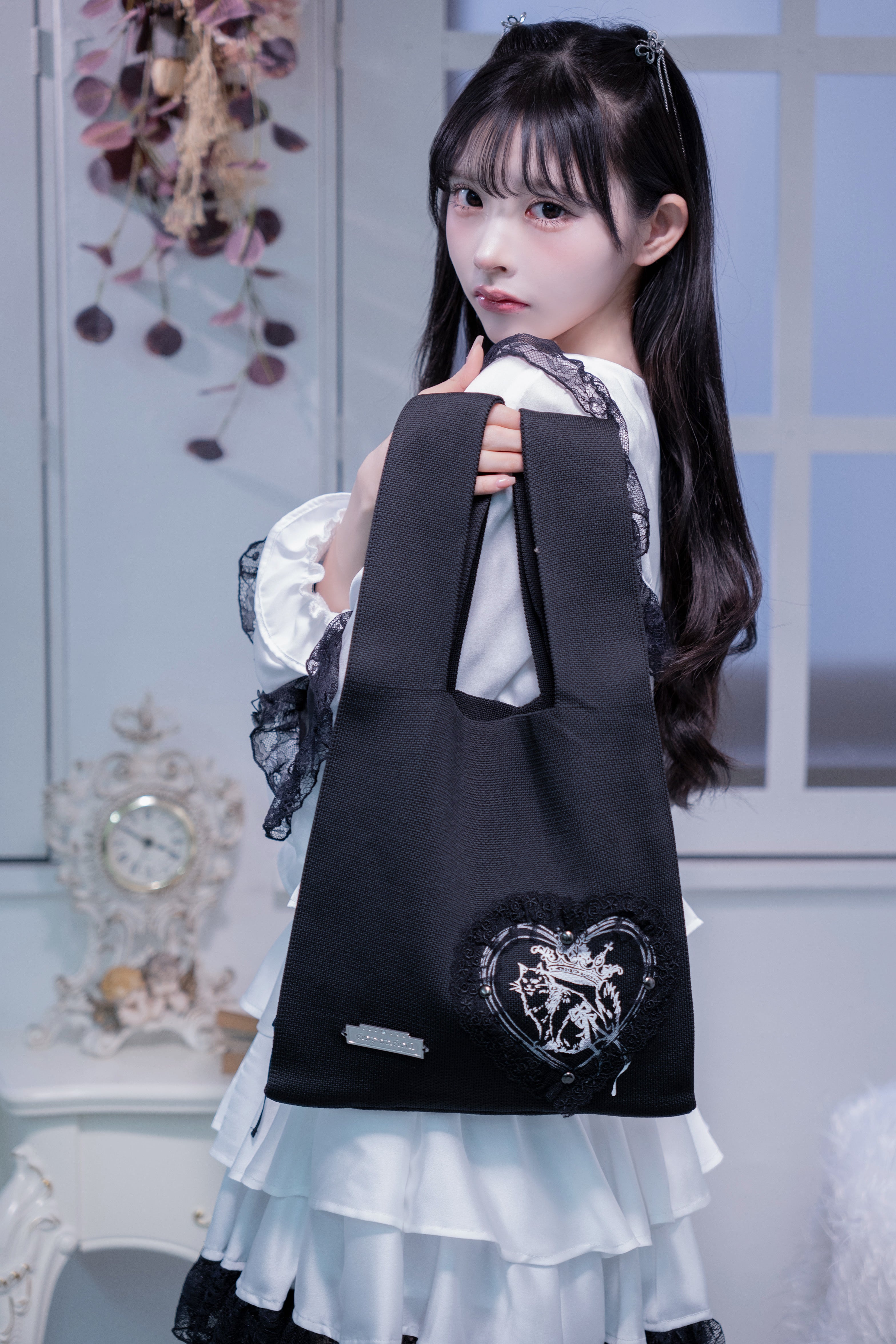 heart race knit tote black