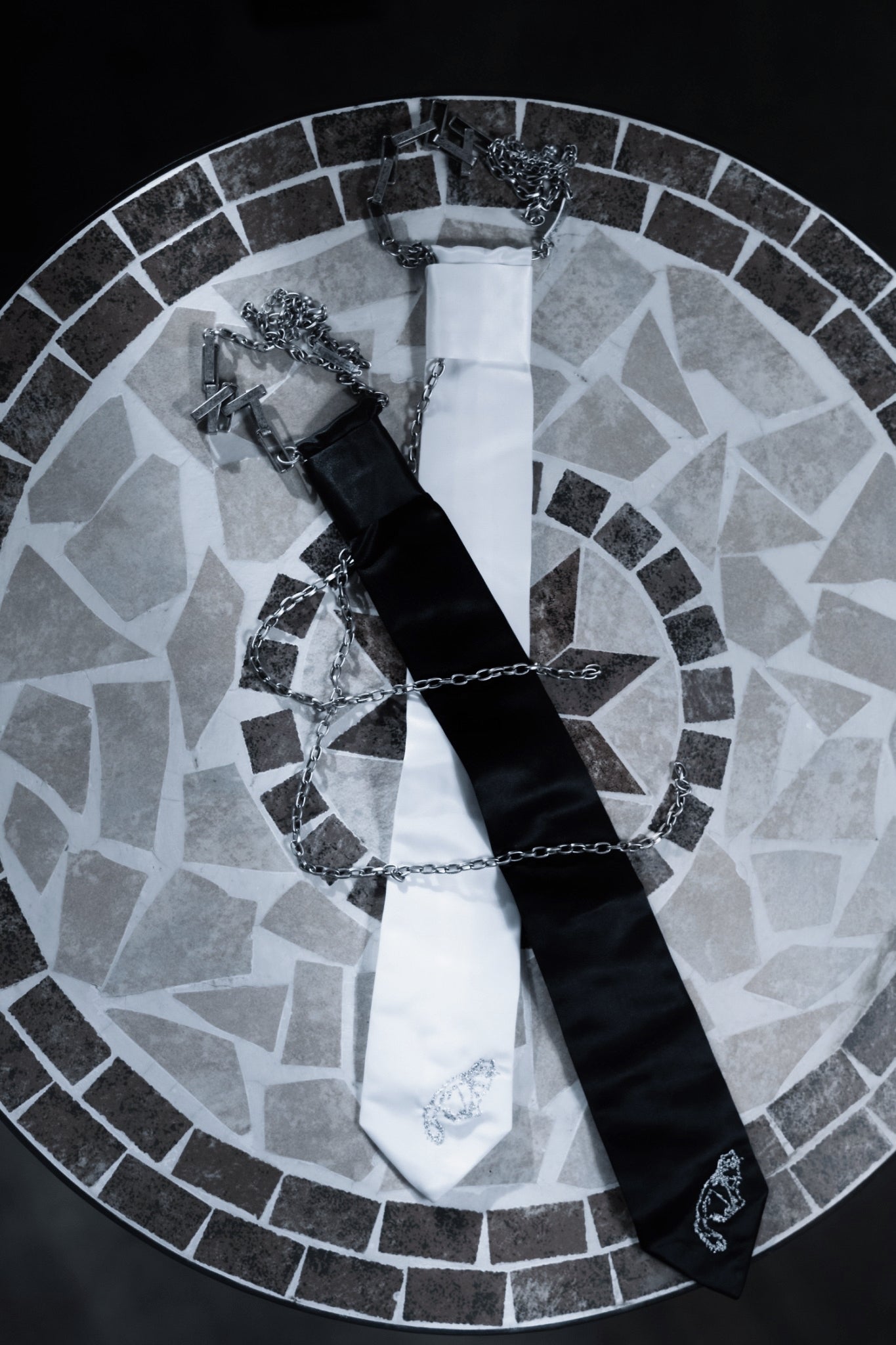 dd chain necktie white