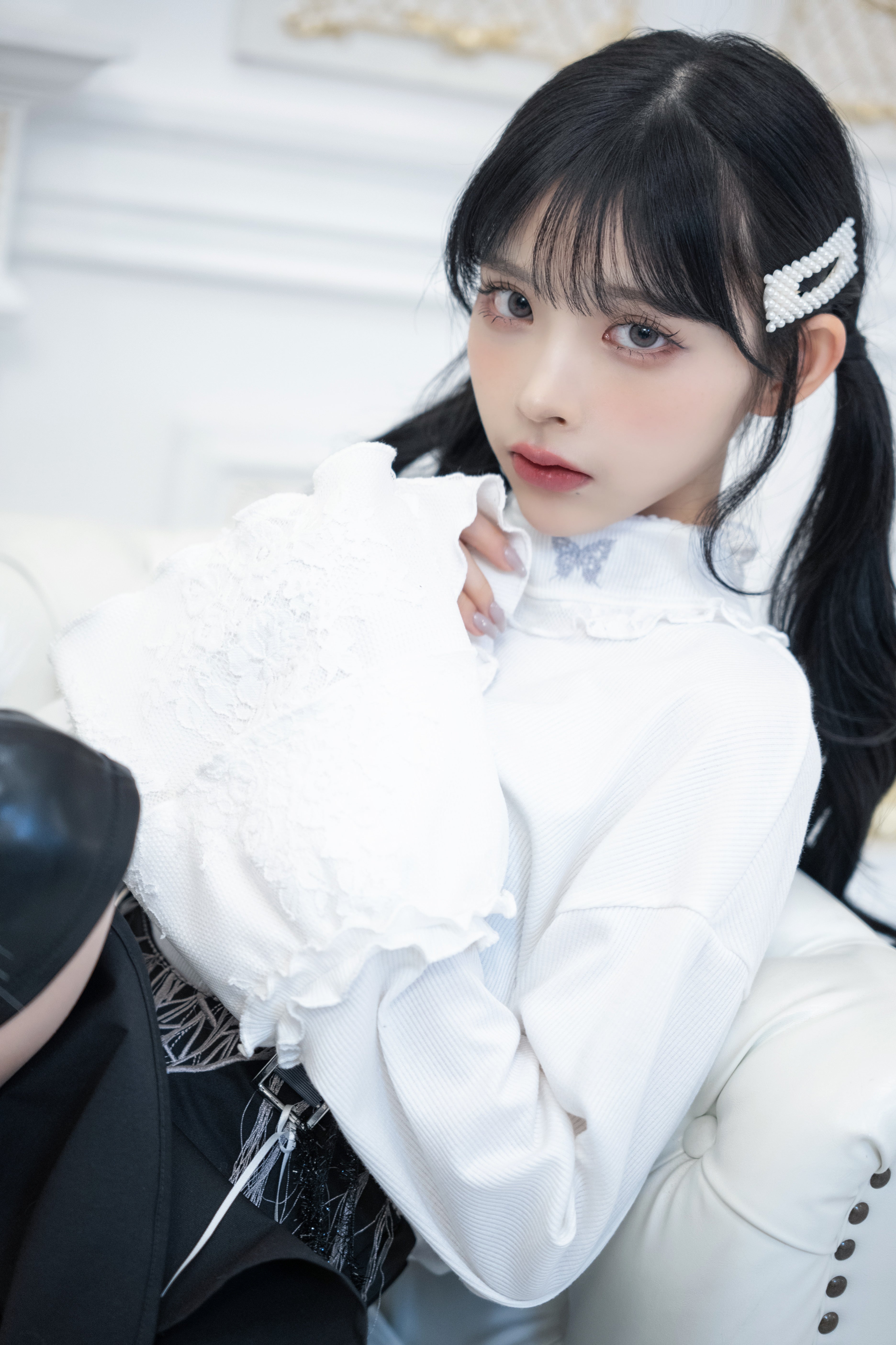 frill neck inner white
