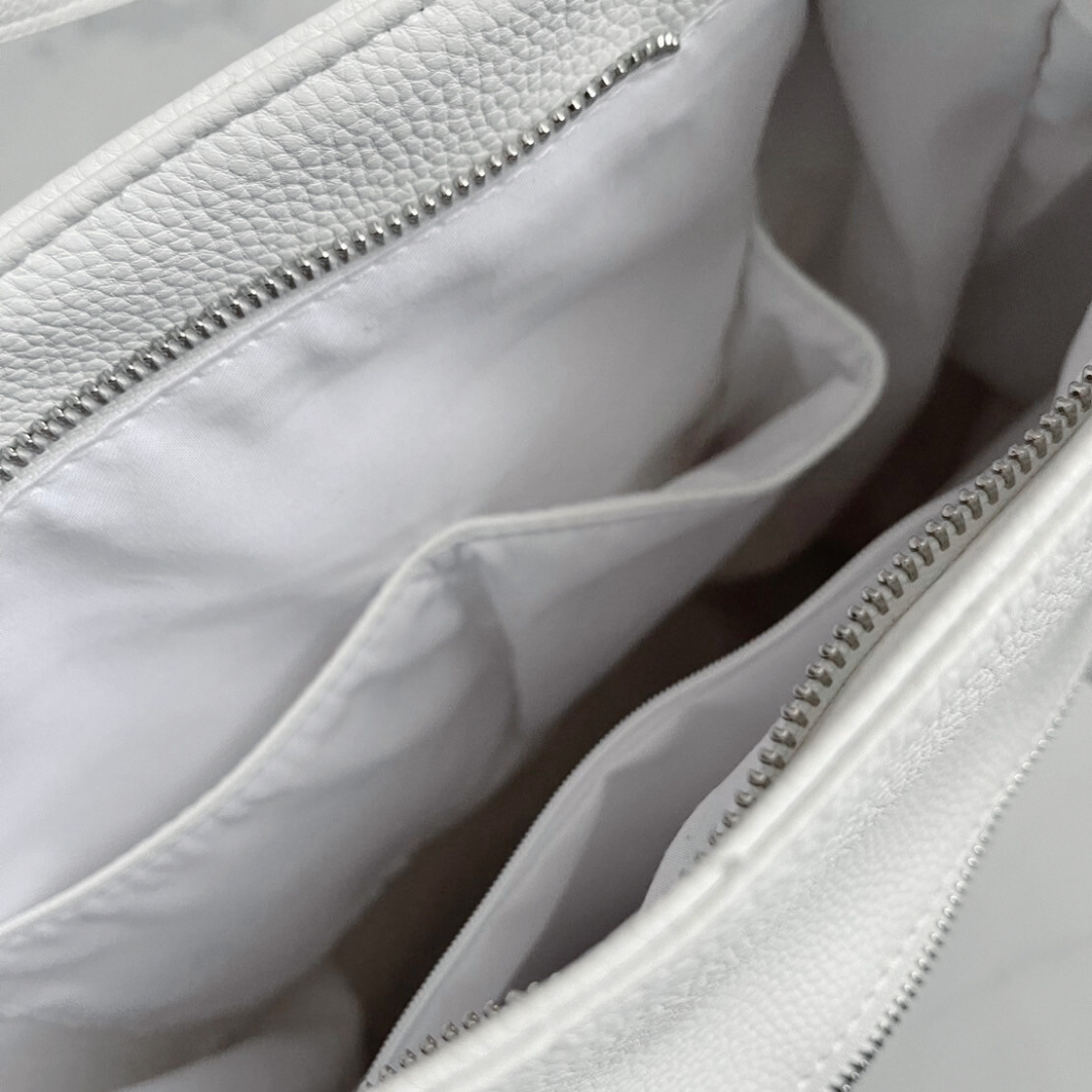[gibous × dependoll] studs fur bag white