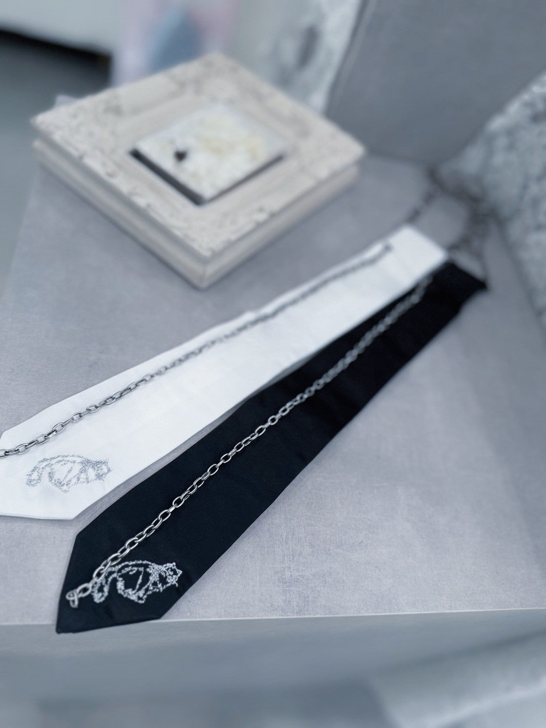dd chain necktie white