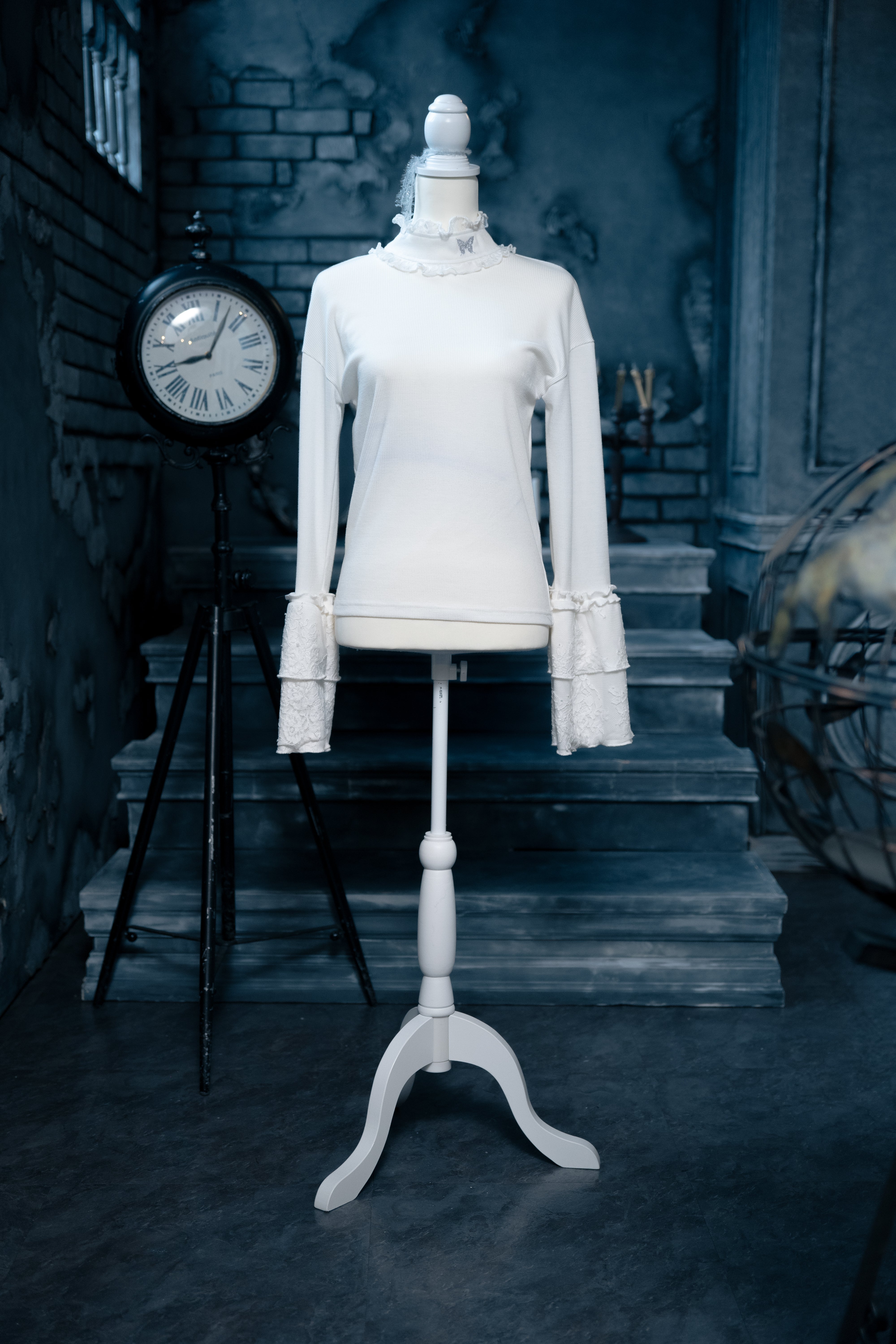 frill neck inner white