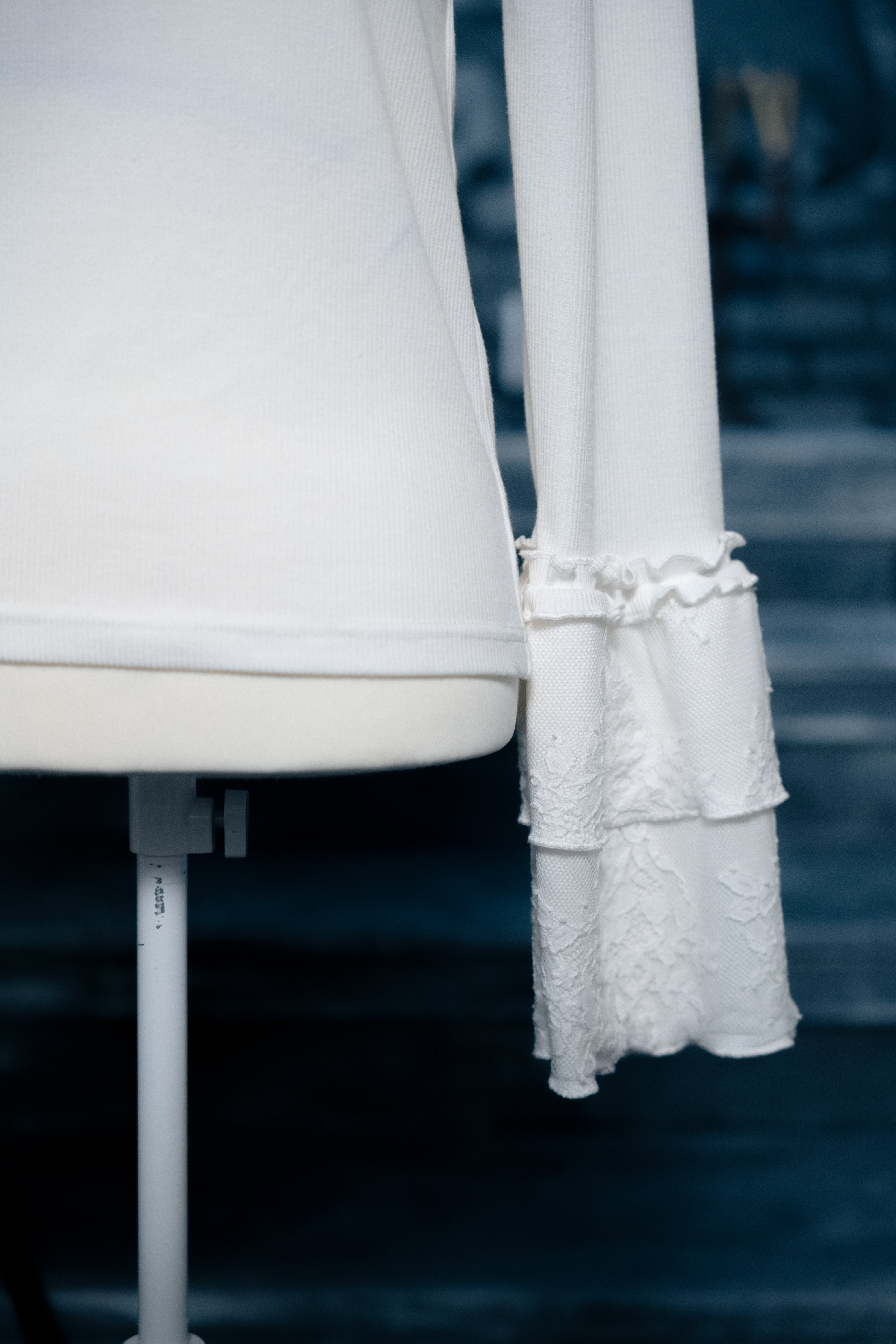 frill neck inner white
