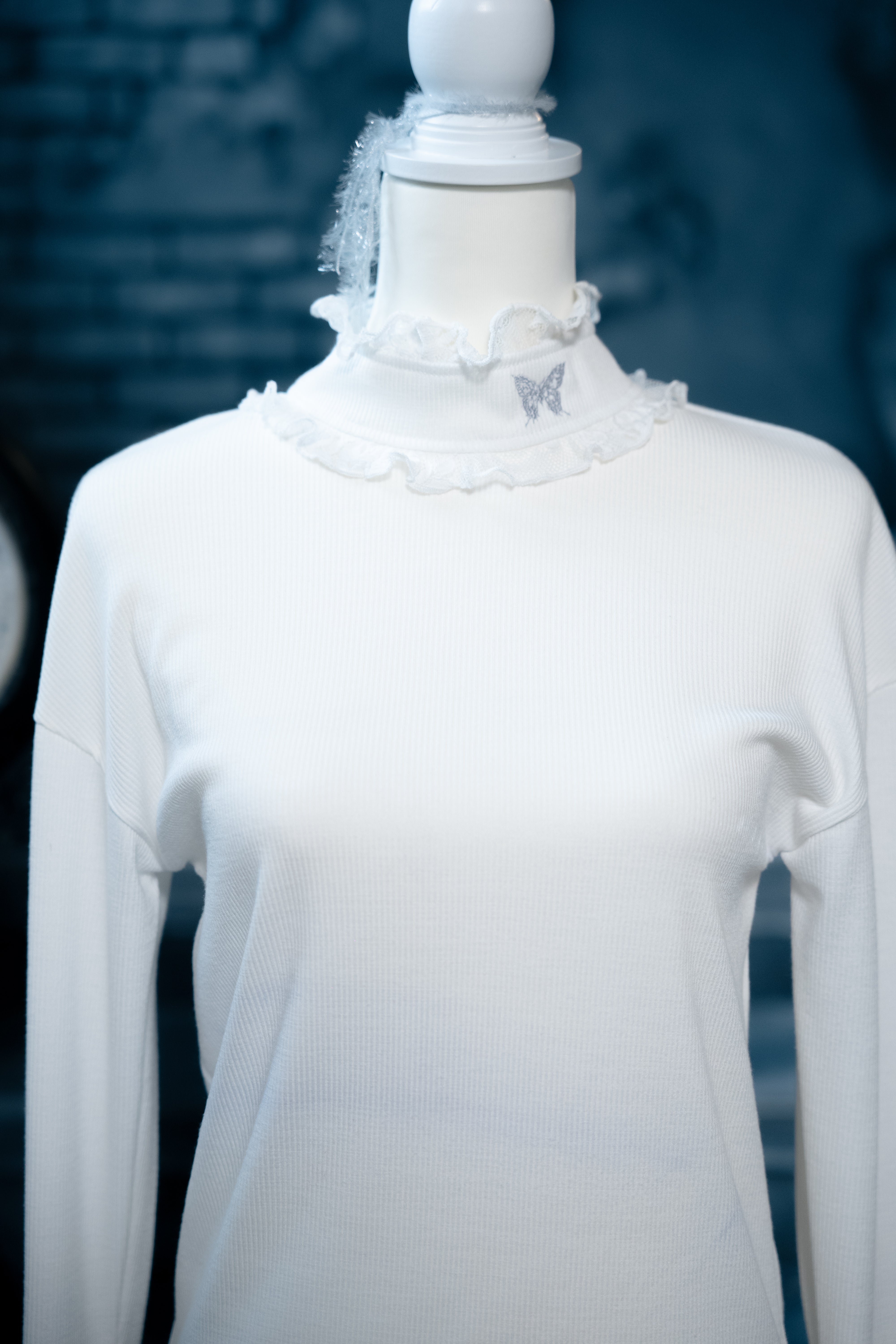 frill neck inner white