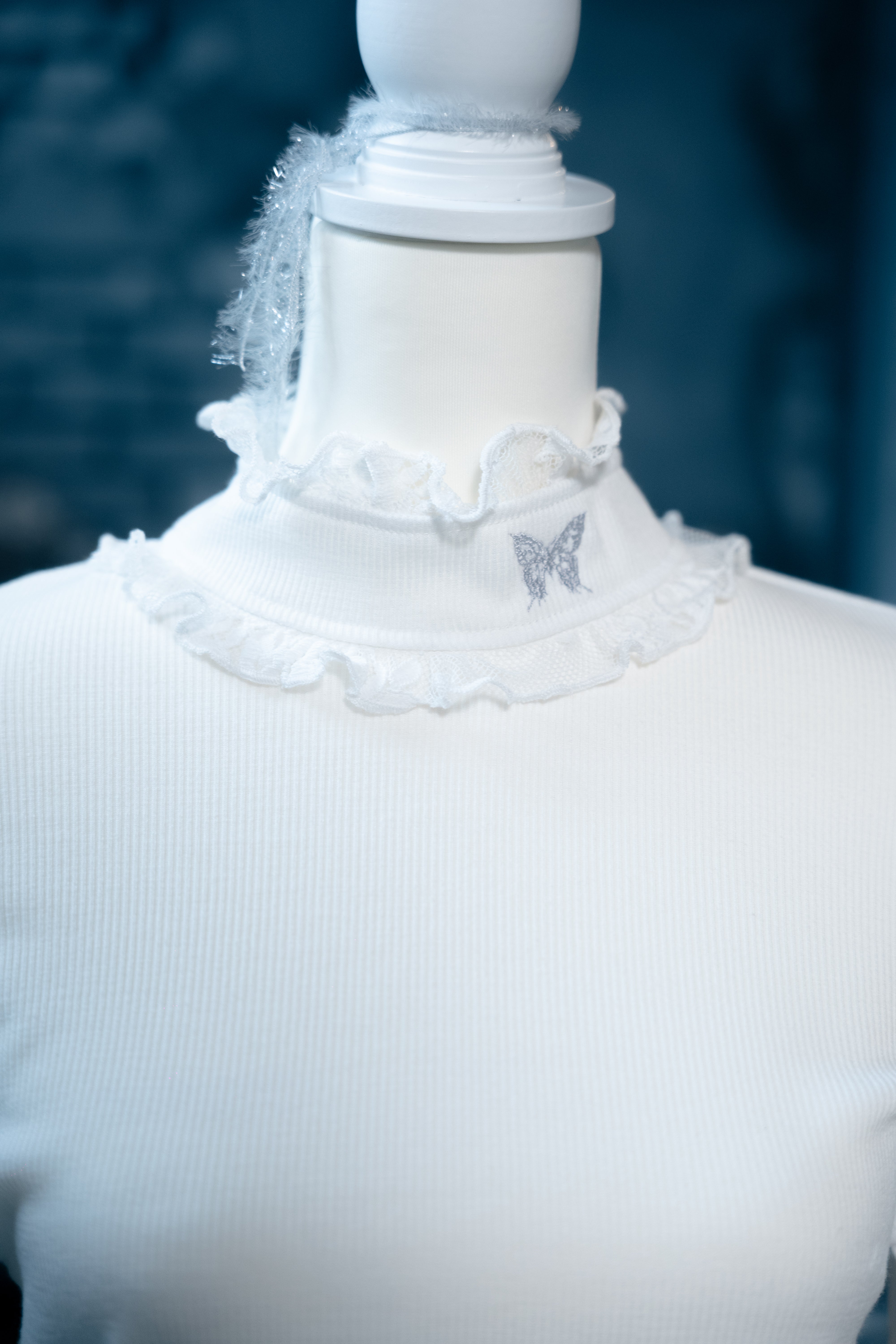 frill neck inner white