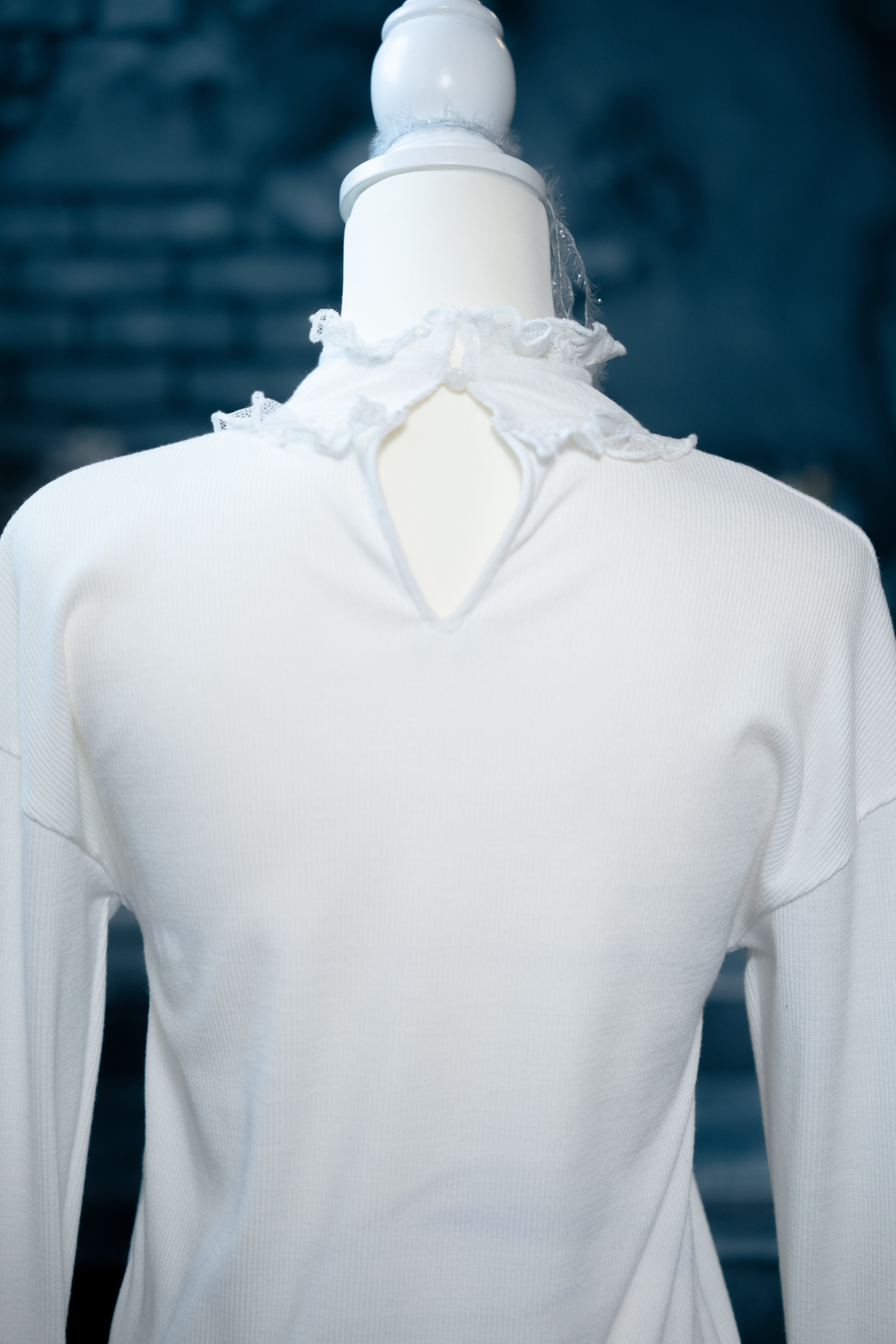 frill neck inner white