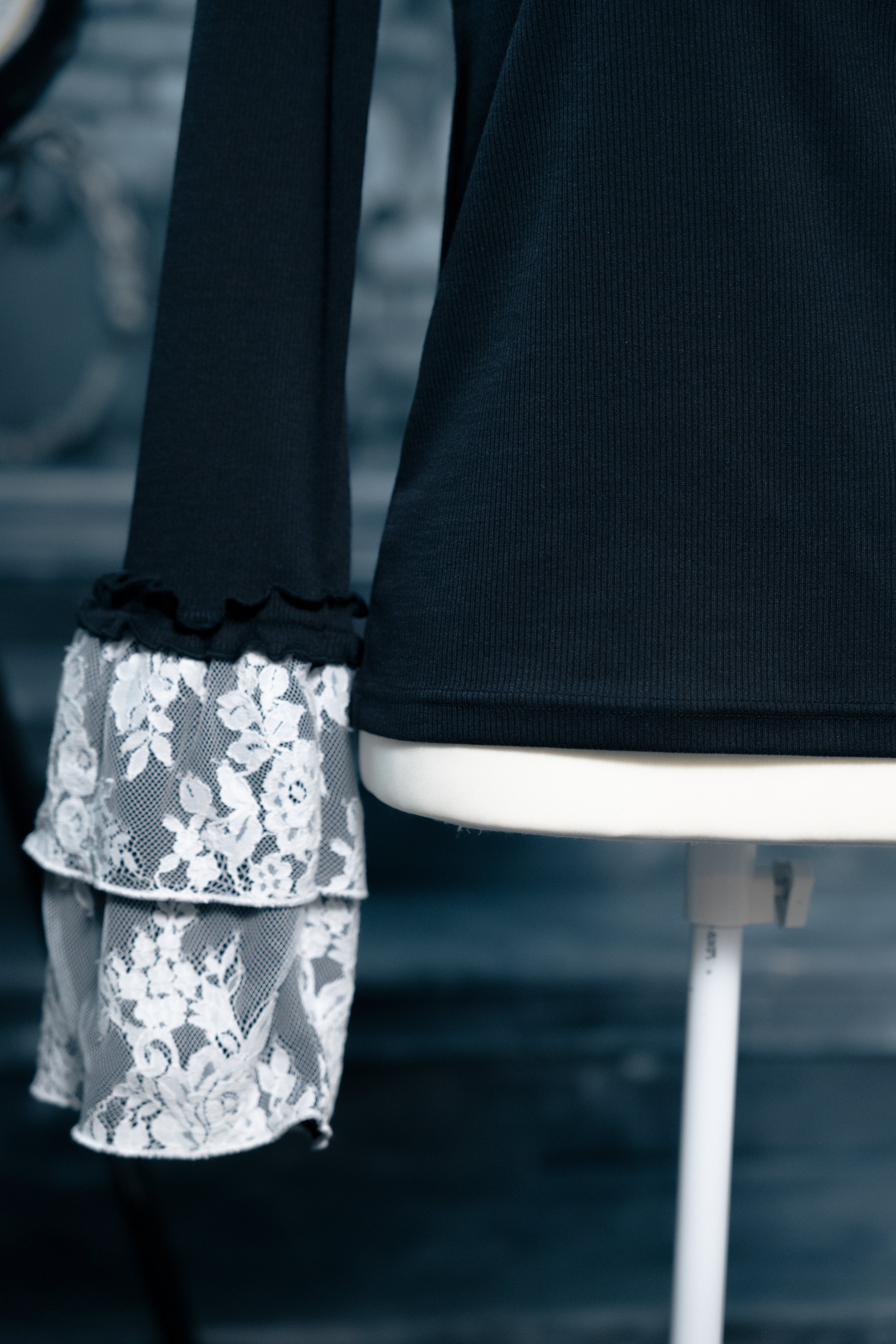 frill neck inner black