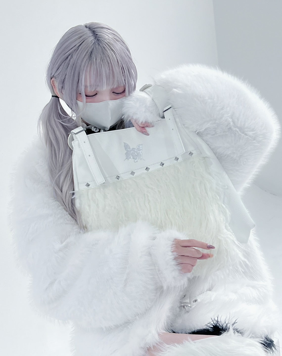 gibous × dependoll] studs fur bag white